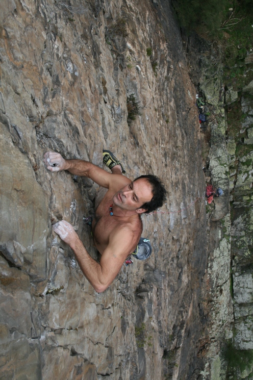 Rafael Escandón "Rafa" durante su escalada a vista hasta el descuelgue. Foto tomada desde el mismo descuelgue.
